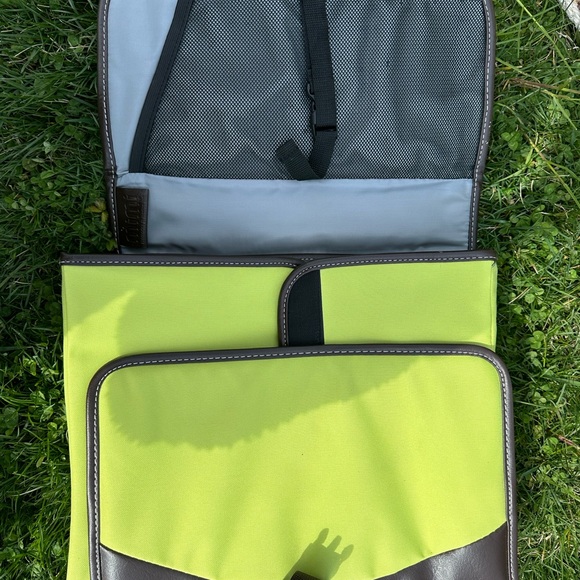 Accessories travel bag! Lime green! Great condition! Must sell - Picture 3 of 7